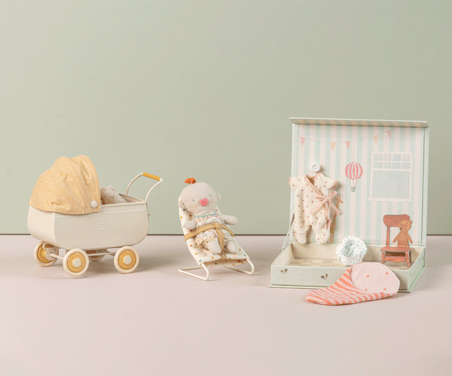 Maileg - Ginger Baby Bundle, incl. Ginger Baby Room, Yellow Pram & Micro Babysitter