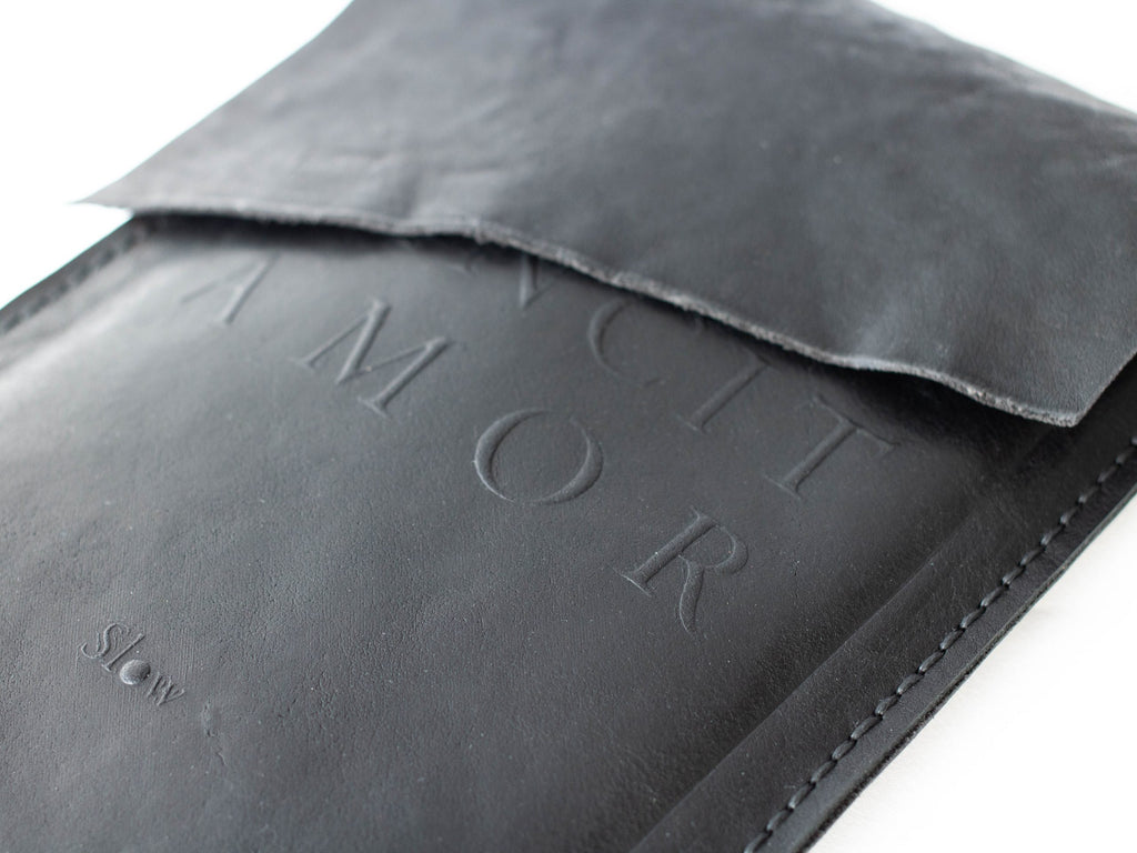 Slow - Black leather pochette: Amor